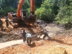Pemasangan Gorong-gorong Program TMMD ke 126 Harus Bergelut Dengan Lumpur
