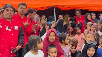 Tri Rismaharani dan DPC PDIP Bener Meriah Beri Bantuan Kasur kepada Pengungsi di Jamur Ujung