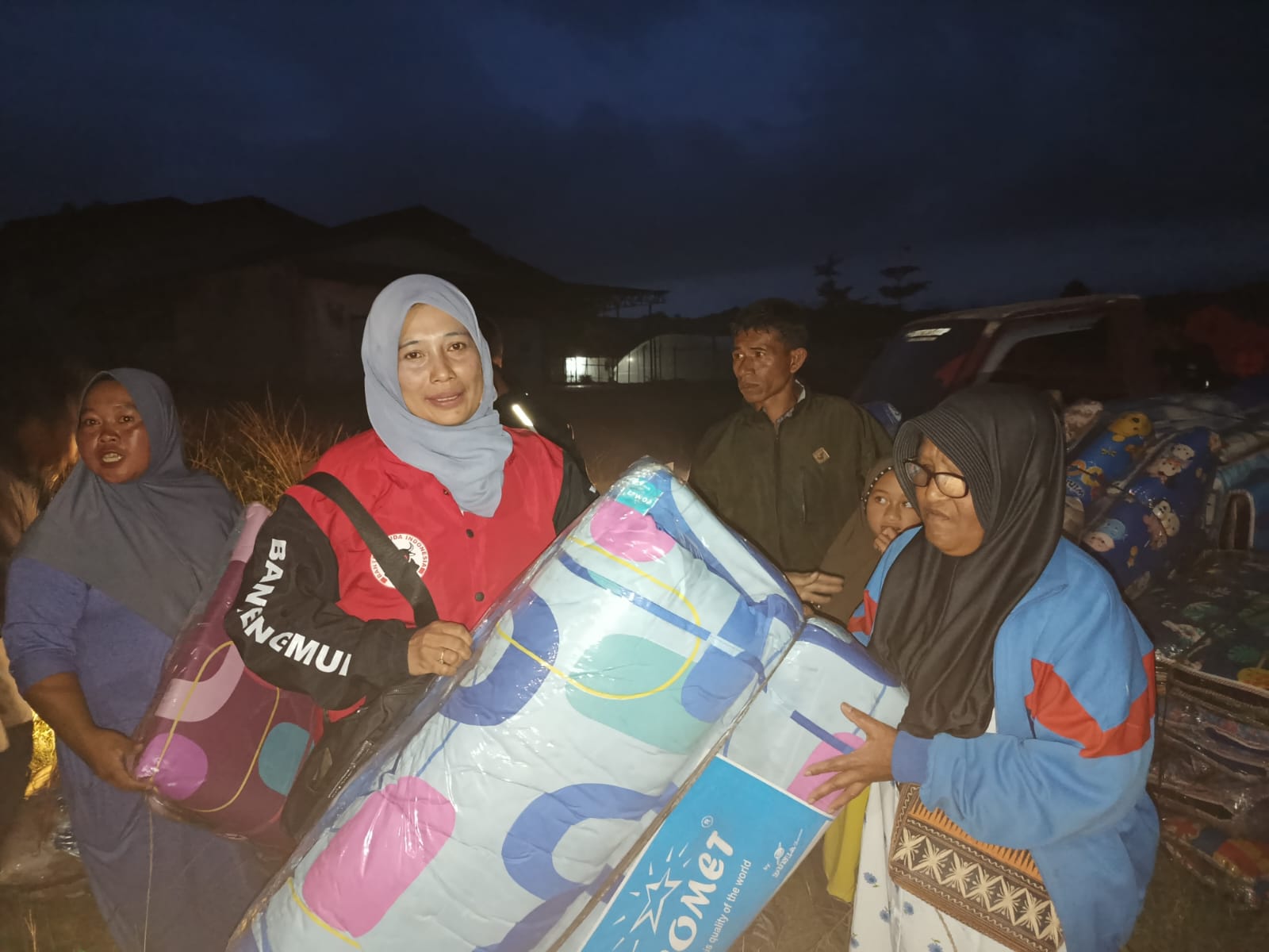 Penyerahan kasur secara simbolis oleh kader PDI Perjuangan Kabupaten Bener Meriah, Rabu (21/01/26)