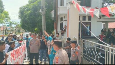 Ratusan Warga Ketol Demo Pemkab Aceh Tengah, Tuntut Penanganan Serius Pascabencana