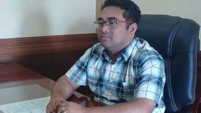 Wakil Ketua I DPRK Bener Meriah, dr. Wein Kusumandana Mimija, menyampaikan keterangan kepada awak media usai rapat bersama pimpinan fraksi dan sejumlah anggota DPRK di Gedung DPRK Bener Meriah, Senin (9/3/2026), terkait kesepakatan pembentukan Panitia Khusus (Pansus) penanggulangan bencana. (SJN/Hendri Kinara)