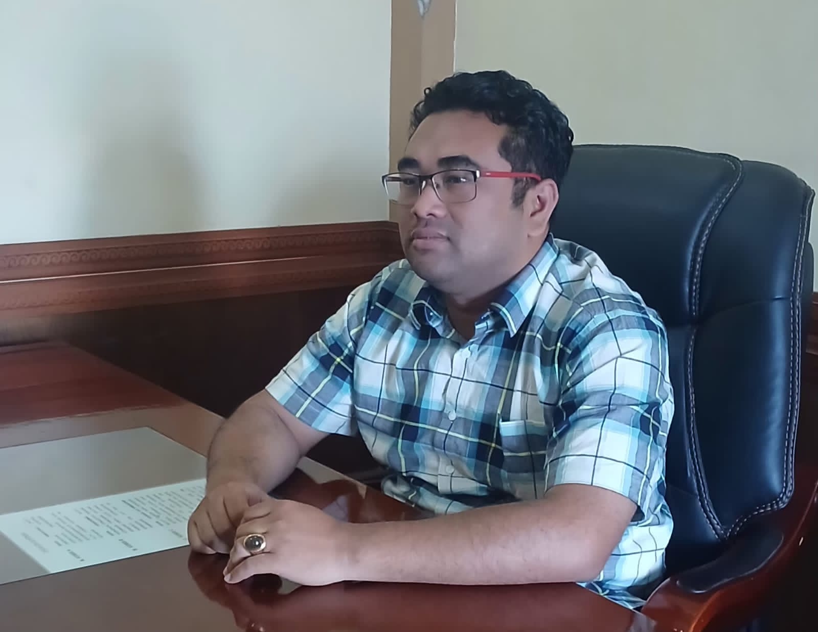 Wakil Ketua I DPRK Bener Meriah, dr. Wein Kusumandana Mimija, menyampaikan keterangan kepada awak media usai rapat bersama pimpinan fraksi dan sejumlah anggota DPRK di Gedung DPRK Bener Meriah, Senin (9/3/2026), terkait kesepakatan pembentukan Panitia Khusus (Pansus) penanggulangan bencana. (SJN/Hendri Kinara)