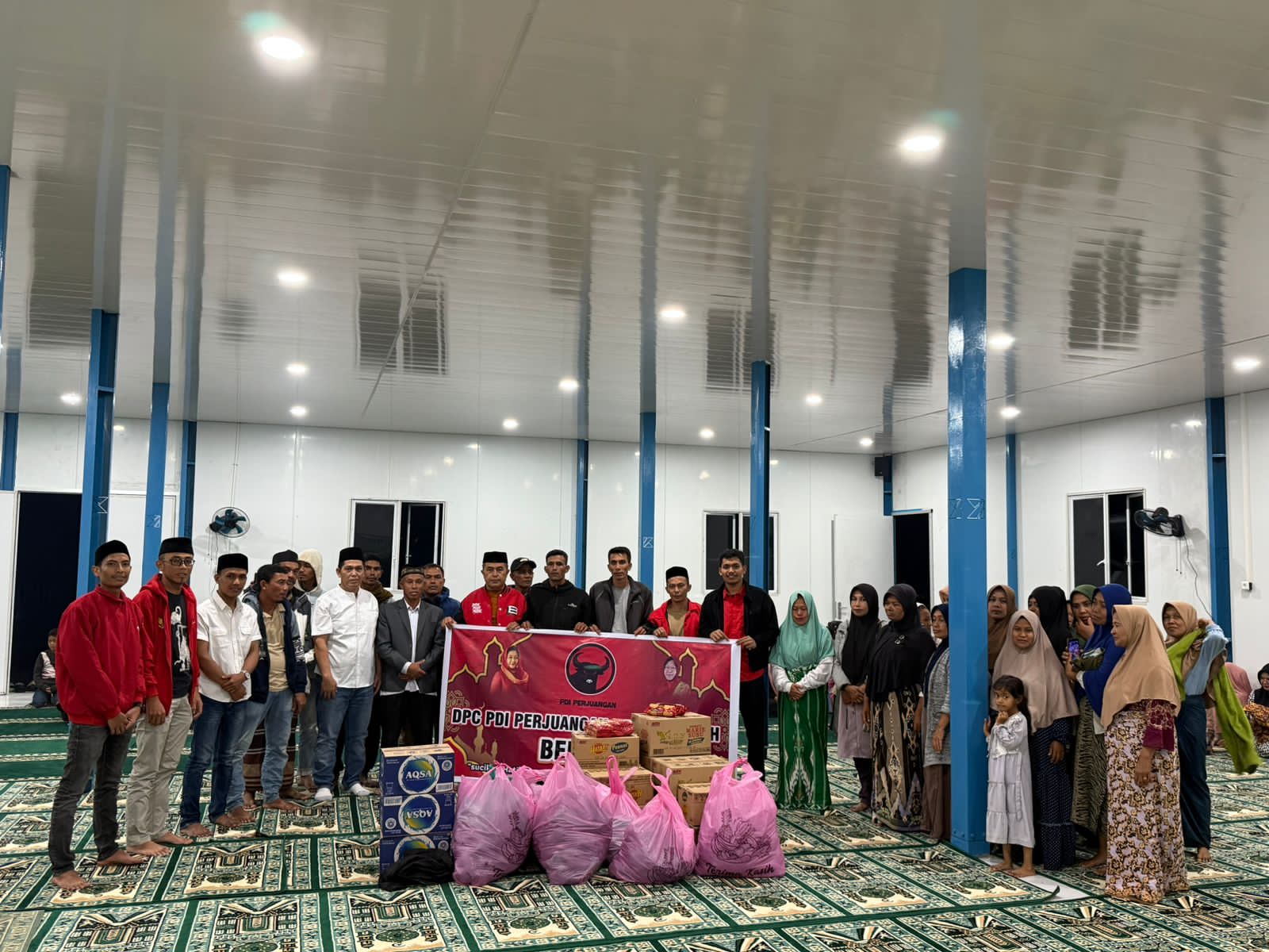 Suasana pembagian nasi kotak dan snack oleh Ketua DPC PDI Perjuangan Bener Meriah, Gema Fatin Taqi, kepada warga Huntara Tunyang, Kecamatan Timang Gajah, Jumat (13/03), dalam rangka berbagi berkah Ramadhan.- Foto/dok, Suarajurnalisnews.com/Hendri.K