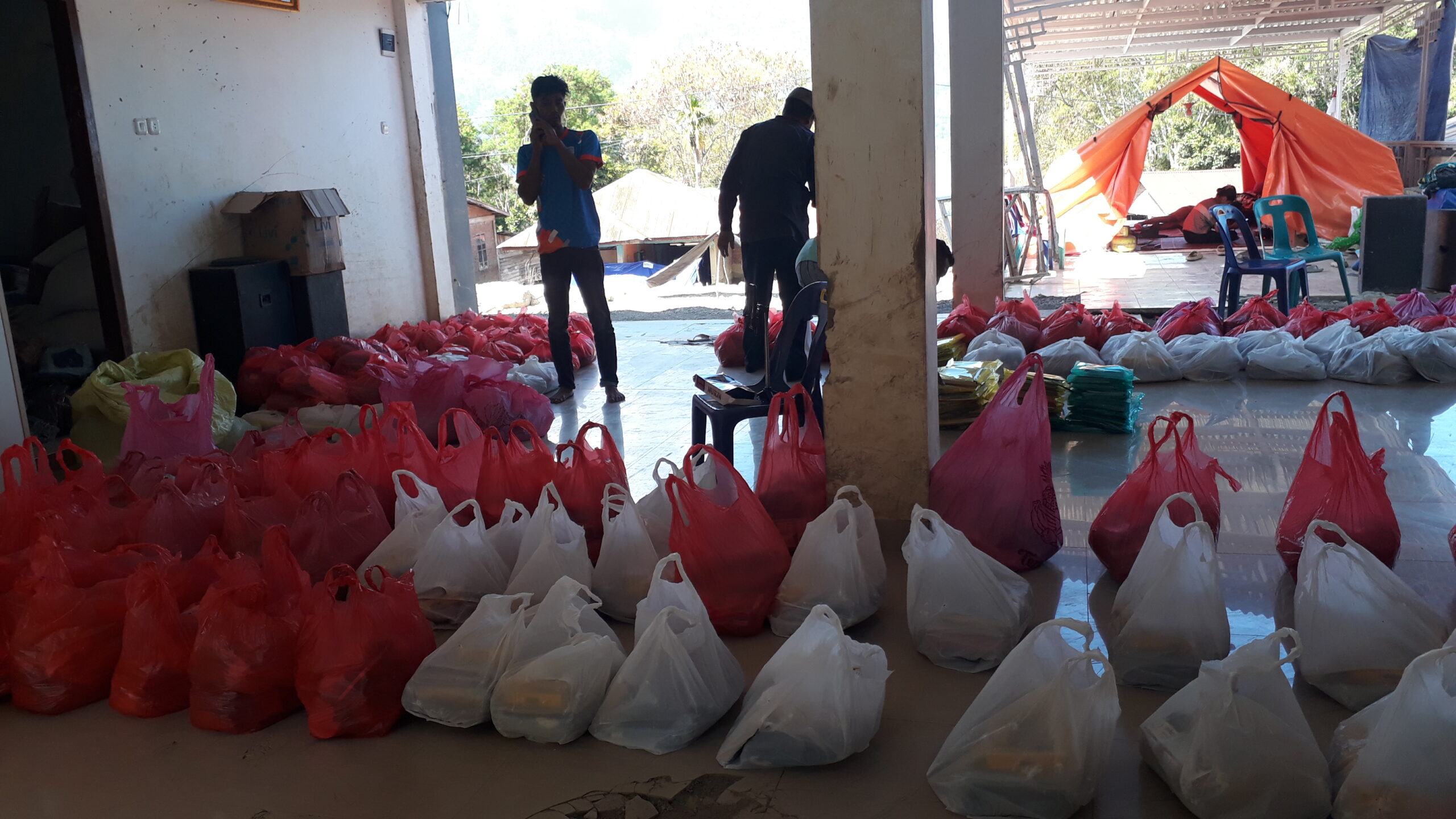 Persiapan Penyerahan  bantuan pakaian dan kebutuhan dapur kepada warga menjelang Hari Raya Idul Fitri di Desa Kala Segi, Kecamatan Bintang, Kabupaten Aceh Tengah, Senin (16/03/2026).