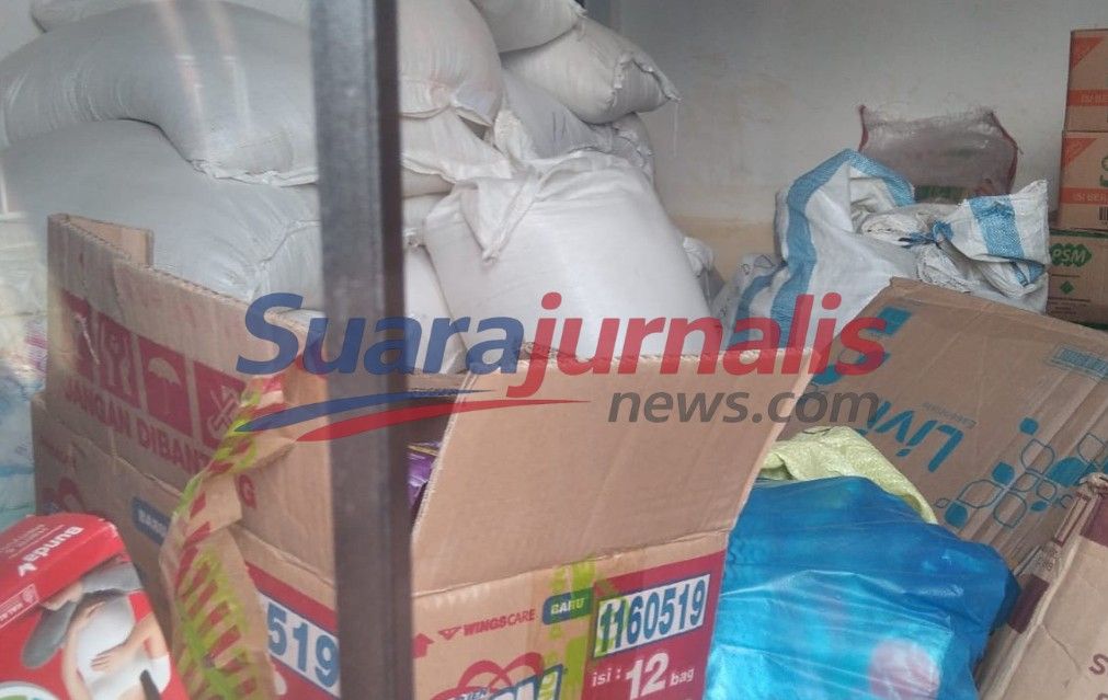 Bantuan logistik yang diduga tertahan selama bulan Ramadhan terlihat menumpuk di Desa Kalasegi. Warga mempertanyakan keterlambatan distribusi bantuan yang sebelumnya rutin dibagikan. (SJN/Hendri Kinara)