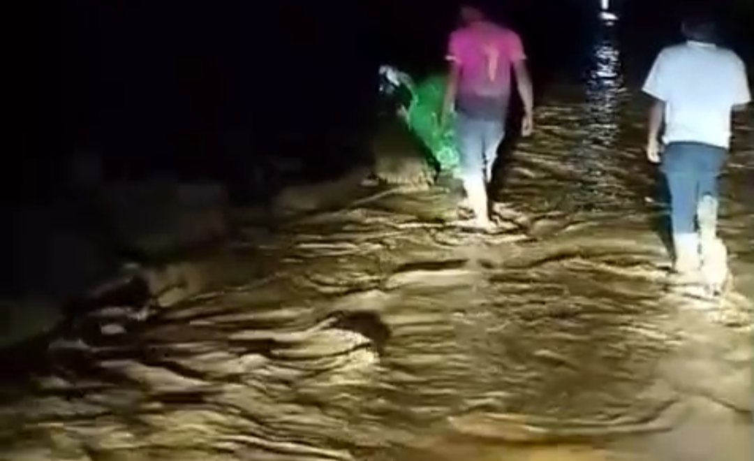 Screenshot kondisi terkini di Desa Gunung Suku, Kecamatan Lut Tawar, Kabupaten Aceh Tengah, Senin malam (06/04/2026), yang menunjukkan debit air kembali meningkat akibat hujan deras yang mengguyur wilayah tersebut sejak sore hari.