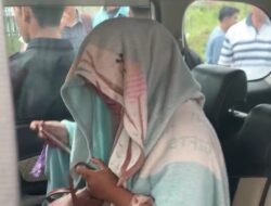 Diduga Mesum di Dalam Mobil Siang Bolong, Pria Kabur Tinggalkan Pasangannya Saat Digerebek Warga
