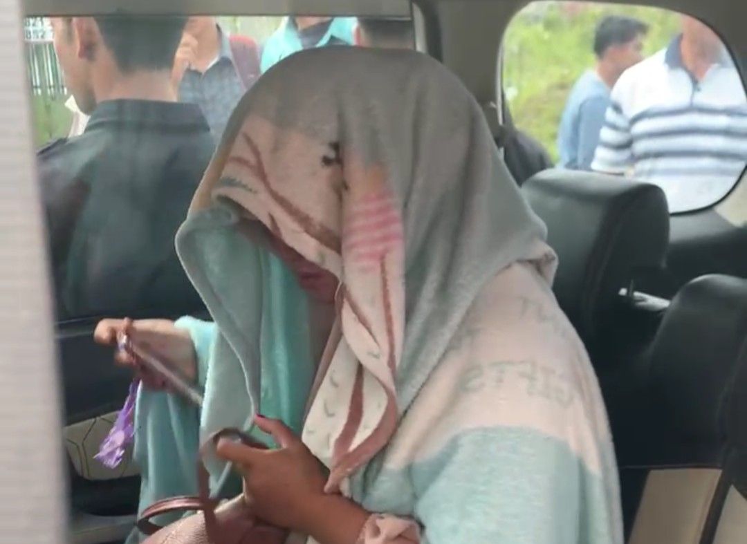 Warga di sekitar sebuah mobil yang diduga menjadi lokasi perbuatan tidak senonoh oleh sepasang pria dan wanita di kawasan Kebayakan, Kamis (siang). Saat kejadian, pria tersebut dilaporkan melarikan diri dan meninggalkan pasangannya di dalam kendaraan.