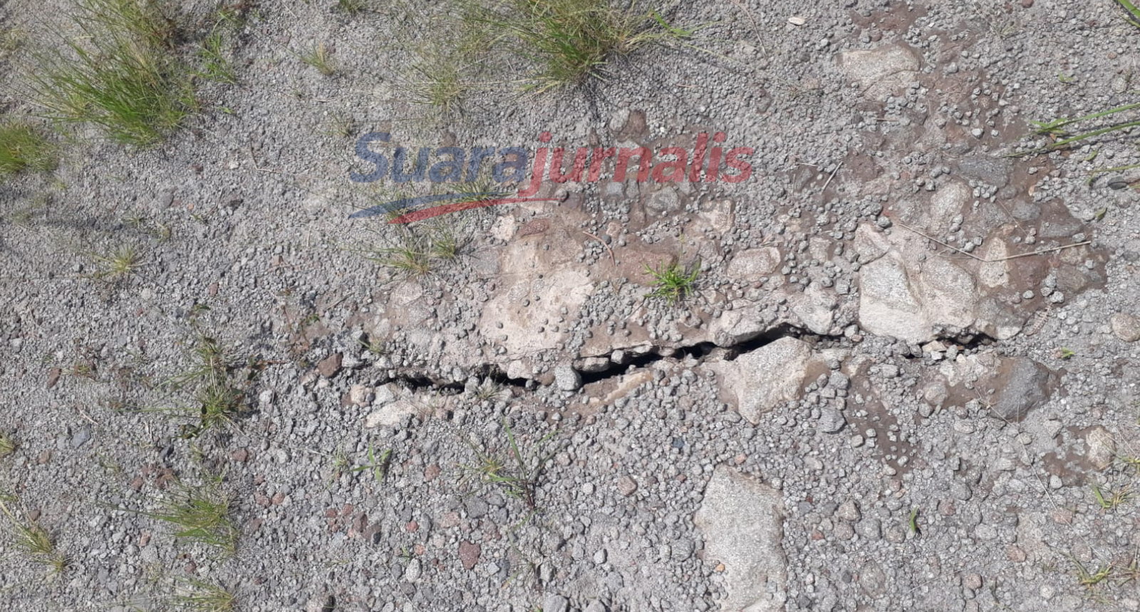 Terlihat retakan di badan jalan diduga akibat kerukan galin c terlalu dekat ke badan jalan.