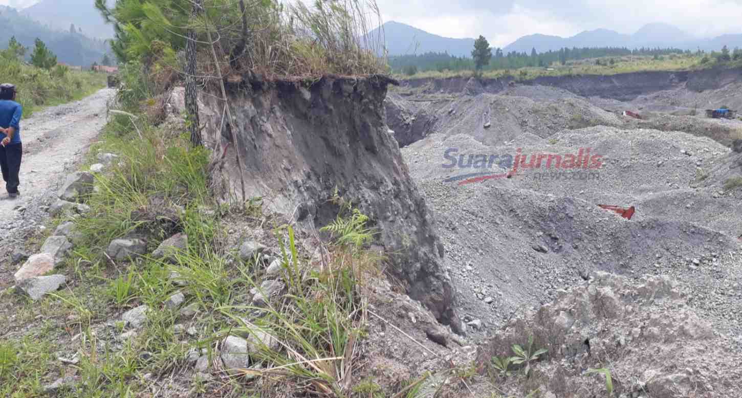 Aktivitas galian C di kaki Gunung Burni Telong, Kecamatan Wih Pesam, tampak memangkas badan jalan hingga menyisakan tepi rapuh tanpa pengaman—mengancam keselamatan warga yang melintas, terutama pada malam hari. (Foto/dok, ist* SJN.Com/Hendri.k).