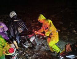 Saat Hujan Menguji, Polisi dan Warga Tunjukkan Kepedulian di Jalan Wih Porak