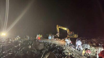 Personel Satuan Lalu Lintas Polres Bener Meriah bersama tim gabungan melakukan pengaturan arus kendaraan di jalur alternatif Weh Porak, Kecamatan Pintu Rime Gayo, Senin (06/04/2026) malam.