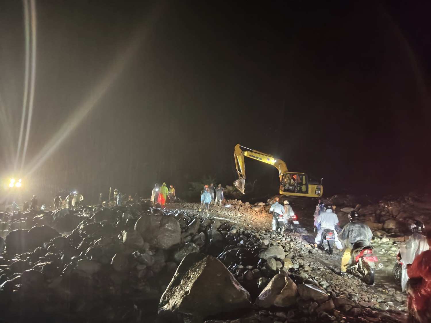 Personel Satuan Lalu Lintas Polres Bener Meriah bersama tim gabungan melakukan pengaturan arus kendaraan di jalur alternatif Weh Porak, Kecamatan Pintu Rime Gayo, Senin (06/04/2026) malam.