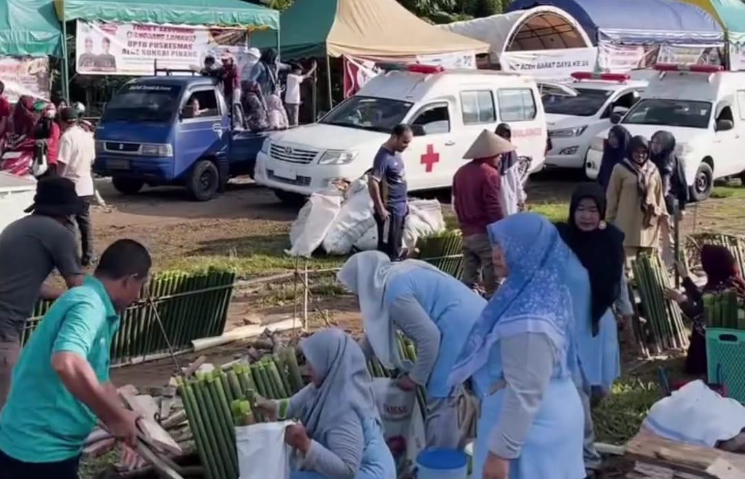 Suasana pembakaran 17 ribu lemang pada tradisi Meuseuraya Toet Lemang HUT ke-24 Abdya di Blangpidie, Sabtu (25/4/2026).