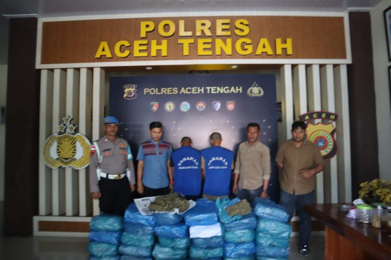 dua pria berhasil diamankan beserta puluhan kilogram ganja yang dikemas dalam 15 bal plastik warna biru.