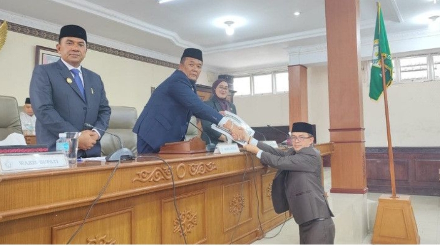Banleg DPRK Aceh Tengah mengusulkan Rancangan Qanun Adat dan Istiadat Gayo masuk dalam Prolegda 2026. Regulasi ini bertujuan membukukan nilai-nilai adat Gayo serta memperkuat peran Reje Linge sebagai payung adat masyarakat Gayo.