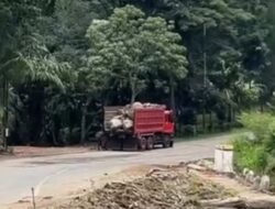 Dump Truck Pengangkut Batu Diduga Berkeliaran Tanpa Pengaman, Nyawa Pengguna Jalan Seolah Dipertaruhkan