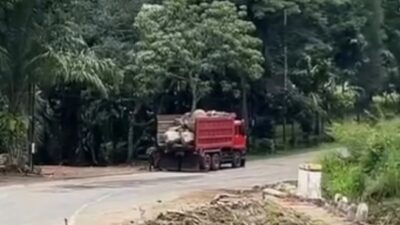 Foto kiriman warga memperlihatkan salah satu dump truck bermuatan batu yang diduga melintas dari Wih Kulus, Kecamatan Pintu Rime Gayo, Kabupaten Bener Meriah menuju arah Teupin Mane, Bireuen, tanpa penutup terpal dan tanpa pengaman muatan yang memadai, Rabu (17/6/2026). Kondisi tersebut dikeluhkan pengguna jalan karena dinilai membahayakan keselamatan pengendara lain.