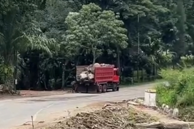 Foto kiriman warga memperlihatkan salah satu dump truck bermuatan batu yang diduga melintas dari Wih Kulus, Kecamatan Pintu Rime Gayo, Kabupaten Bener Meriah menuju arah Teupin Mane, Bireuen, tanpa penutup terpal dan tanpa pengaman muatan yang memadai, Rabu (17/6/2026). Kondisi tersebut dikeluhkan pengguna jalan karena dinilai membahayakan keselamatan pengendara lain.