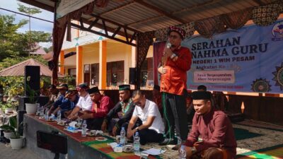 Suasana prosesi adat "I Serahan Ku Nahma Guru" yang digelar SMP Negeri 1 Wih Pesam, Kabupaten Bener Meriah, sebagai bentuk penghormatan kepada guru sekaligus upaya melestarikan adat dan budaya Gayo. Kegiatan ini dihadiri unsur pemerintah daerah, tokoh pendidikan, tokoh adat, Forkopimcam, komite sekolah, wali murid, alumni, serta para peserta didik.