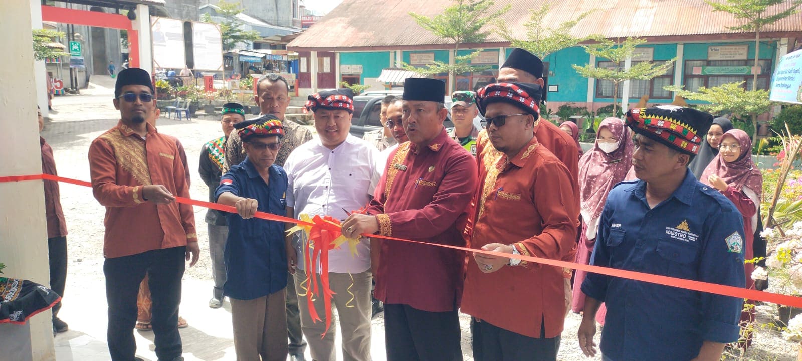 Staf Ahli Bupati Bener Meriah, M. Jafar, M.H., mewakili Bupati Bener Meriah, didampingi Kepala SMP Negeri 1 Wih Pesam Siner Jaya, S.Pd., M.Pd., meresmikan Kantor Administrasi Lembaga Tahsin dan Tahfidz Metode Ummi Program Pendidikan Al-Qur'an (PPA) di SMP Negeri 1 Wih Pesam, Kabupaten Bener Meriah, Kamis (30/7/2026). Peresmian ditandai dengan pengguntingan pita dan penandatanganan prasasti sebagai simbol dimulainya operasional kantor administrasi tersebut.