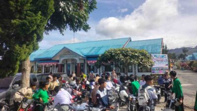 Saat melakukan pemeriksaan dan penertiban kendaraan bermotor yang menggunakan knalpot brong di lingkungan SMK Negeri 1 Bukit, Kecamatan Bukit, Kabupaten Bener Meriah, Kamis (30/07/2026). Kegiatan ini bertujuan meningkatkan kesadaran pelajar akan pentingnya tertib berlalu lintas serta menciptakan keamanan dan kenyamanan masyarakat.