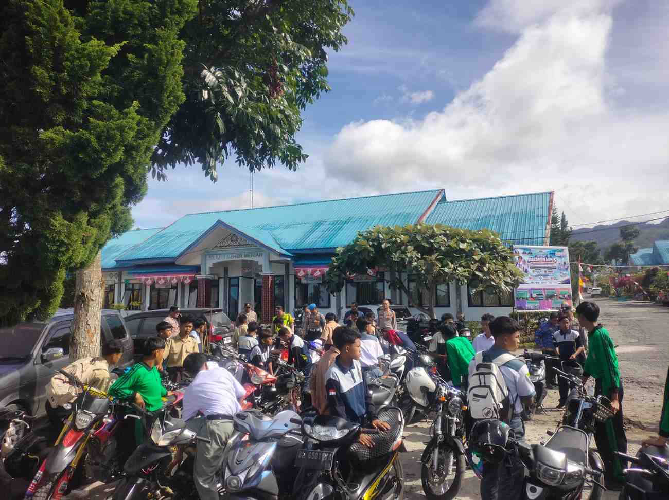 Saat melakukan pemeriksaan dan penertiban kendaraan bermotor yang menggunakan knalpot brong di lingkungan SMK Negeri 1 Bukit, Kecamatan Bukit, Kabupaten Bener Meriah, Kamis (30/07/2026). Kegiatan ini bertujuan meningkatkan kesadaran pelajar akan pentingnya tertib berlalu lintas serta menciptakan keamanan dan kenyamanan masyarakat.