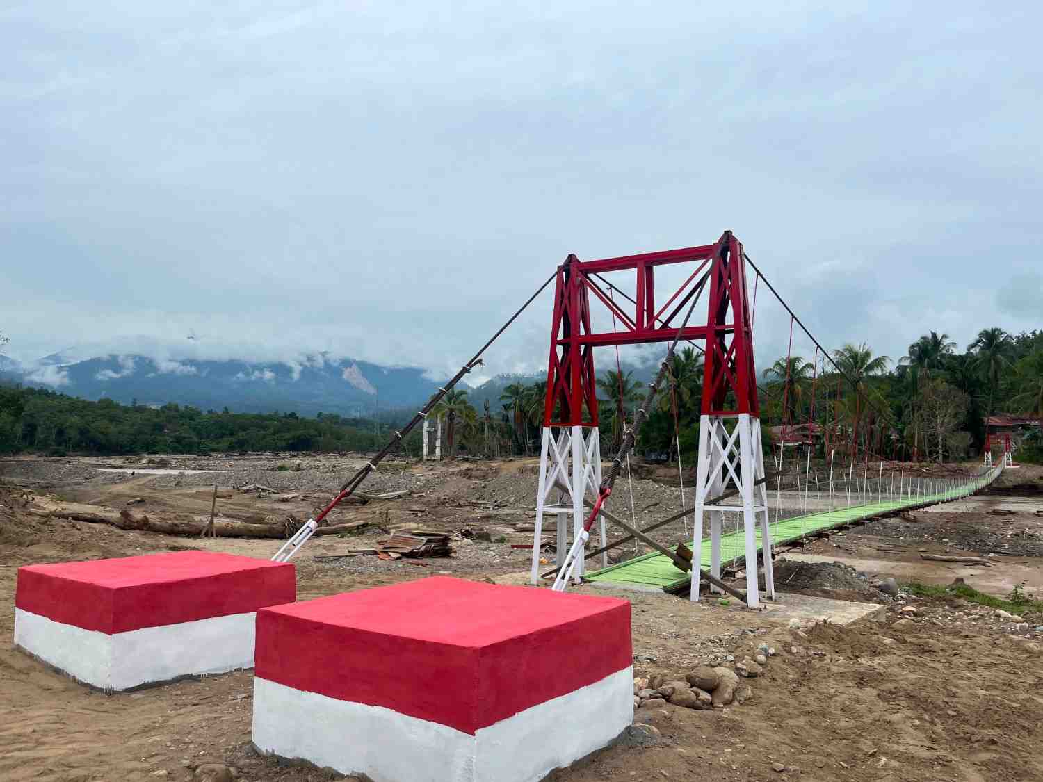 Jembatan Perintis Garuda Tahap III di Desa Reje Payung, Kecamatan Linge, Aceh Tengah, telah rampung 100 persen. Jembatan hasil kolaborasi TNI, Satgas Rehab Rekon Kemendagri, pemerintah daerah, dan masyarakat ini menjadi akses vital bagi ratusan warga.