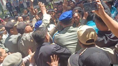 Massa Forum Masyarakat Ketol (Formasket) saat menyampaikan aspirasi di Gedung DPRK Aceh Tengah, Kamis (20/8/2026). Aksi sempat memanas setelah terjadi ketegangan antara sejumlah massa dengan anggota DPRK Aceh Tengah, Fauzan. Massa menuntut kepastian relokasi dan pembangunan hunian tetap bagi warga Kampung Serempah, Kecamatan Ketol.