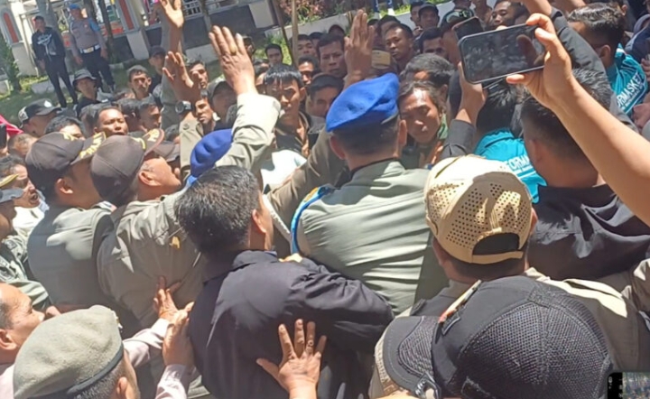 Massa Forum Masyarakat Ketol (Formasket) saat menyampaikan aspirasi di Gedung DPRK Aceh Tengah, Kamis (20/8/2026). Aksi sempat memanas setelah terjadi ketegangan antara sejumlah massa dengan anggota DPRK Aceh Tengah, Fauzan. Massa menuntut kepastian relokasi dan pembangunan hunian tetap bagi warga Kampung Serempah, Kecamatan Ketol.