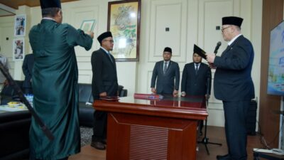 Bupati Bener Meriah Ir. H. Tagore Abubakar melantik Ramatsyah, ST sebagai Direktur Utama Perumda Air Minum Tirta Bengi periode 2026–2031 di ruang kerja Bupati, Rabu (16/9/2026).