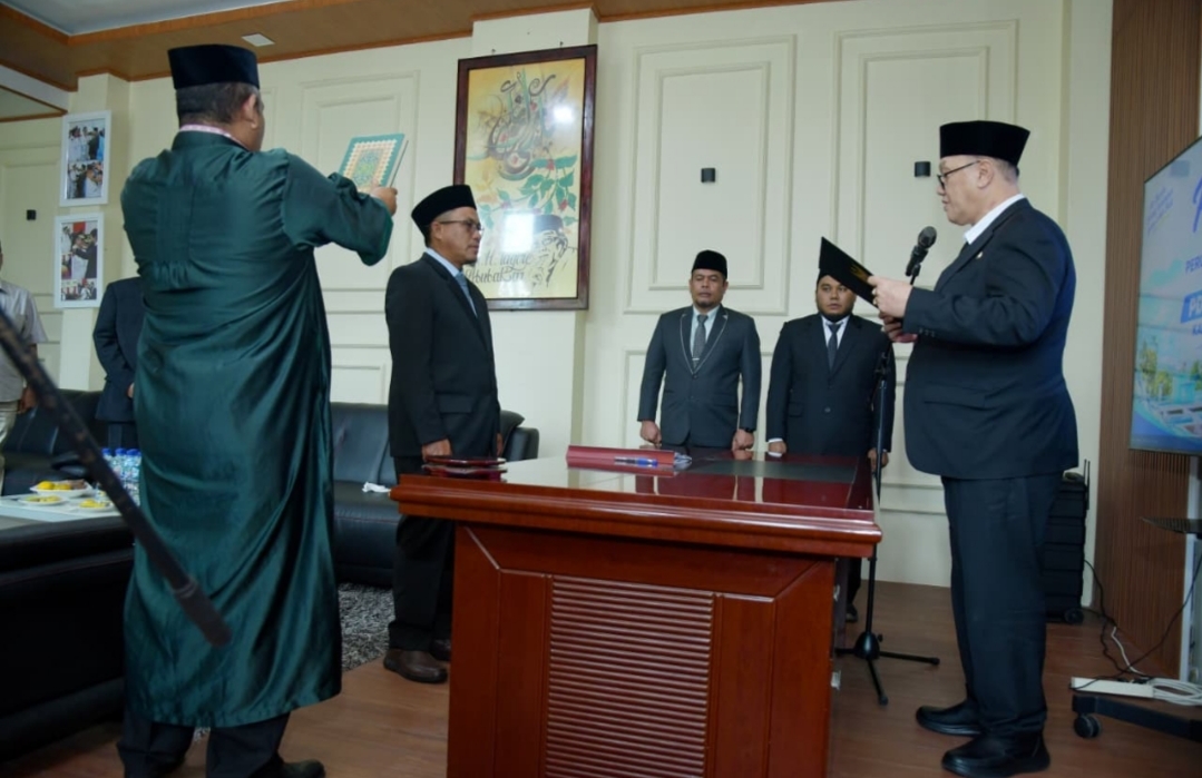 Bupati Bener Meriah Ir. H. Tagore Abubakar melantik Ramatsyah, ST sebagai Direktur Utama Perumda Air Minum Tirta Bengi periode 2026–2031 di ruang kerja Bupati, Rabu (16/9/2026).
