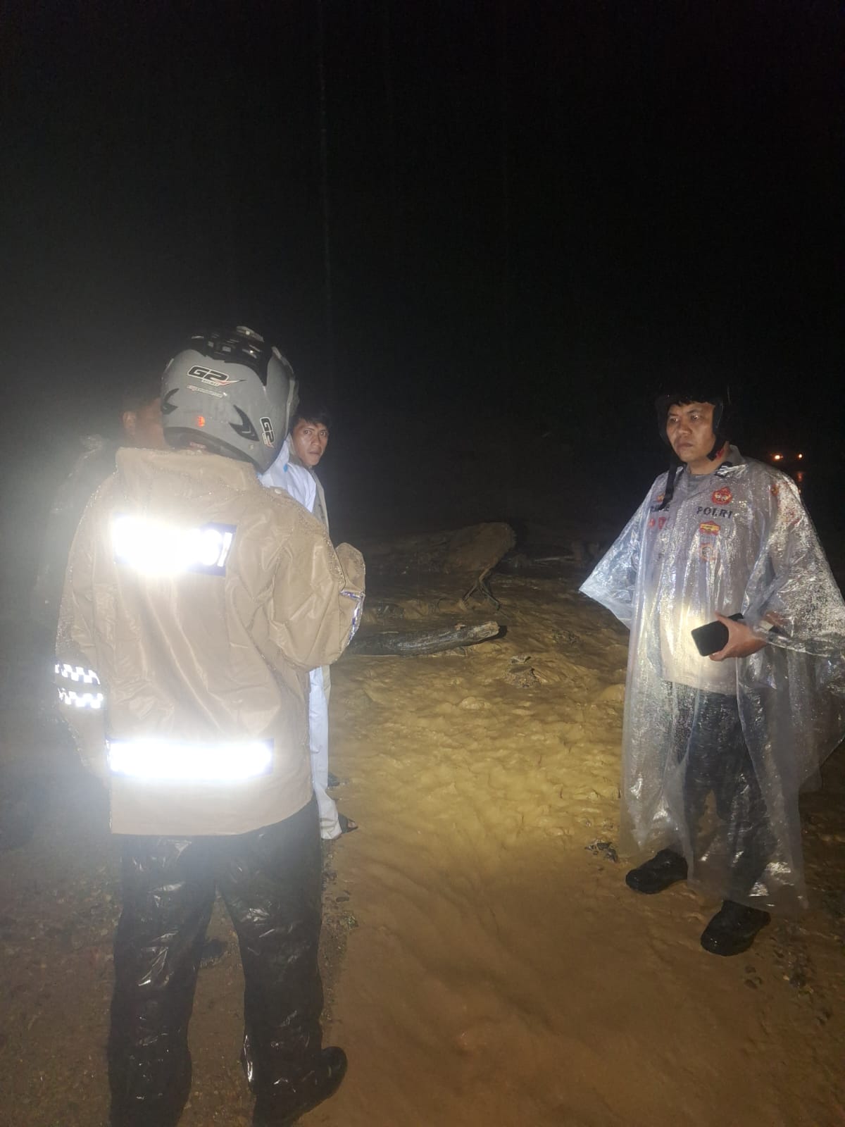 Personel Polsek Celala bersama petugas terkait melakukan pengecekan dan pengamanan di lokasi longsor yang menutup Jalan Pepalang–Kuyun, Kampung Kuyun Uken, Kecamatan Celala, Aceh Tengah, Minggu (13/9/2026) malam. Material longsor dan genangan air menyebabkan akses kendaraan untuk sementara tidak dapat dilalui.