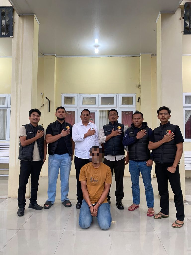 Tim Unit Reaksi Cepat (URC) Sat Reskrim Polres Bener Meriah mengamankan seorang pria berinisial HE (47), yang diduga terlibat dalam perkara kekerasan seksual terhadap anak di Kecamatan Bukit, Kabupaten Bener Meriah, Senin (14/9/2026). Dalam foto, terduga pelaku terlihat berada di bagian depan bersama personel kepolisian.