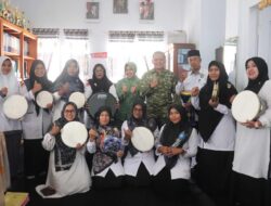 Dandim dan Ketua Persit Serahkan Alat Musik Hadroh kepada Ponpes Darul Muhlisin