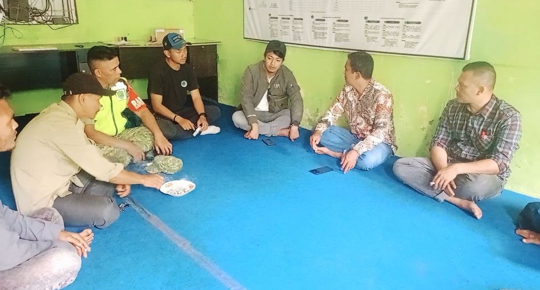 Foto/dok- Babinsa Koramil 10/Celala Kodim 0106/Aceh Tengah Serda Baihaki saat melaksanakan kegiatan Komunikasi Sosial (Komsos) bersama warga di Desa Cibro.