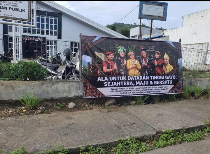 Foto/dok* SJN.Com, Banner dukungan ALA yang terpasang di kawasan perkantoran DPMPTSP Kabupaten Aceh Tengah, Takengon.