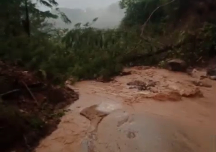 Arus banjir bercampur lumpur menerjang salah satu kawasan di Aceh Tengah setelah hujan deras mengguyur wilayah tersebut, Minggu (13/9/2026).* Foto/dok, Screenshot dari video Warga