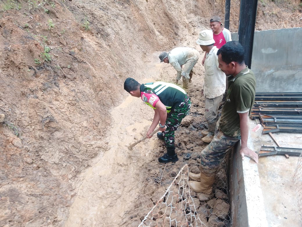 Foto: Serda Rustam saat bergotong royong bersama warga dalam kegiatan karya bakti di Desa Gunung Balohen sebagai upaya menjaga kebersihan dan mempererat kemanunggalan TNI dengan masyarakat.