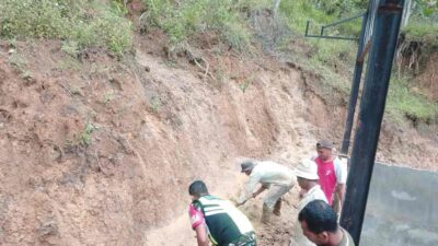 Babinsa Koramil 01/LT Gelar Karya Bakti di Desa Gunung Balohen