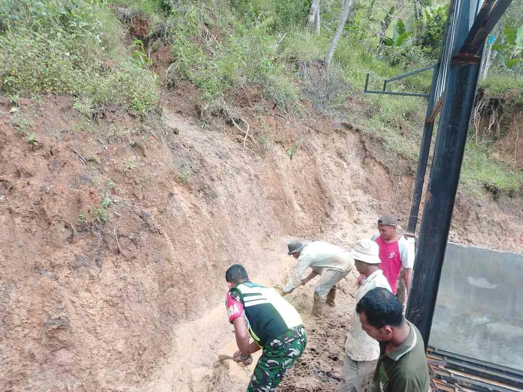 Babinsa Koramil 01/LT Serda Rustam bersama masyarakat melaksanakan karya bakti di Desa Gunung Balohen, Kecamatan Kebayakan, Kabupaten Aceh Tengah, Kamis (8/10/2026).