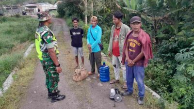 Foto/dok — Babinsa Koramil 02/Bebesen dipimpin Sertu Sabri saat melaksanakan sosialisasi mitigasi bencana banjir dan tanah longsor kepada masyarakat di wilayah teritorial Koramil 02/Bebesen, Aceh Tengah, Kamis (8/10/2026).