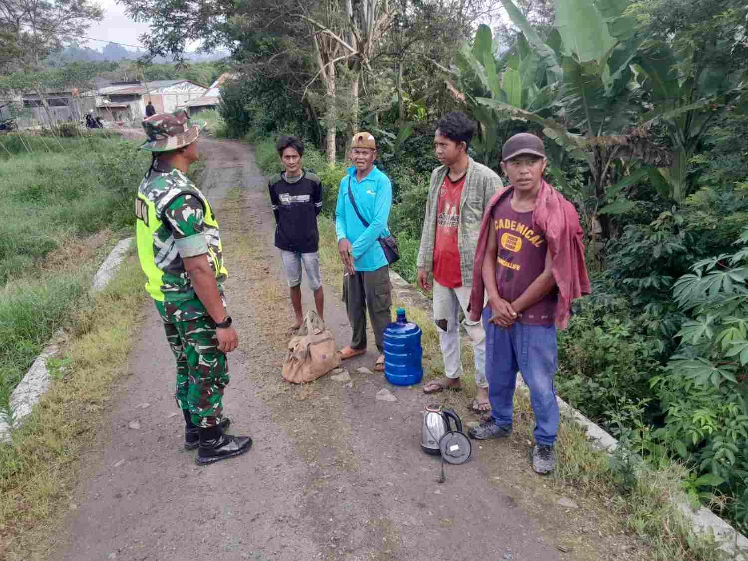 Foto/dok — Babinsa Koramil 02/Bebesen dipimpin Sertu Sabri saat melaksanakan sosialisasi mitigasi bencana banjir dan tanah longsor kepada masyarakat di wilayah teritorial Koramil 02/Bebesen, Aceh Tengah, Kamis (8/10/2026).
