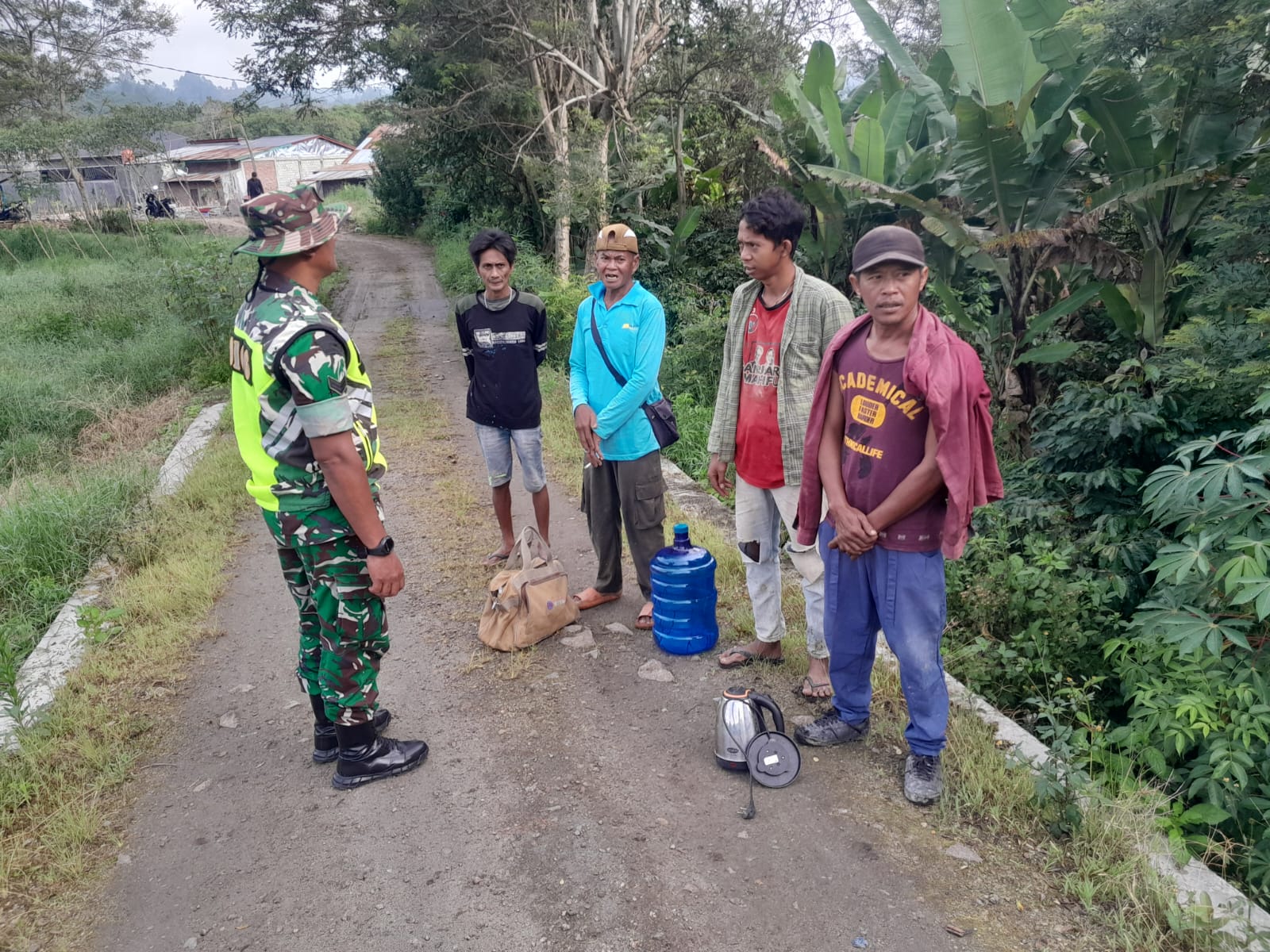 Babinsa Koramil 02/Bebesen melakukan patroli dan pemantauan wilayah sebagai langkah antisipasi terhadap potensi banjir dan tanah longsor serta memastikan kondisi lingkungan tetap aman.