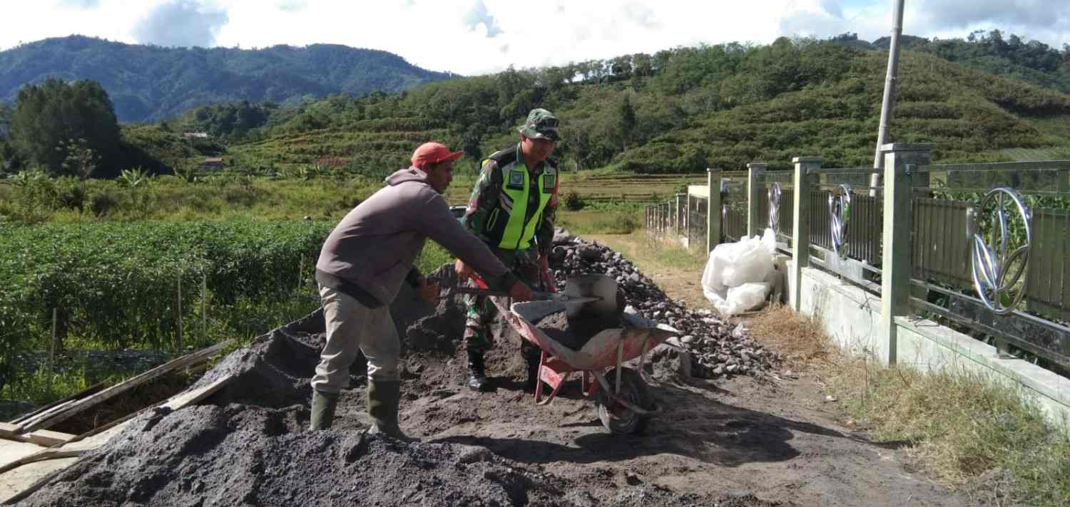 Foto/dok - Babinsa Koramil 03/Pegasing, Serka Adi K, bersama warga melaksanakan gotong royong di Desa Bies, Kecamatan Bies, Kabupaten Aceh Tengah, Selasa (13/10/2026).