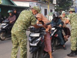Personil Kodim 0106/Aceh Tengah Bagikan Masker kepada Masyarakat untuk Antisipasi Dampak Kabut Asap