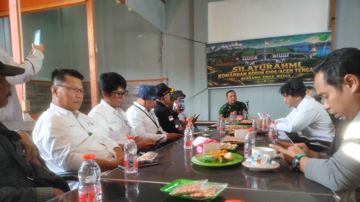 Dandim 0106/Aceh Tengah Letkol Czi Rudy Haryanto bersama sejumlah awak media Aceh Tengah dan Bener Meriah mengikuti kegiatan silaturahmi di salah satu kafe di Aceh Tengah, Sabtu (3/10/2026). Pertemuan tersebut menjadi ruang untuk mempererat komunikasi dan sinergi antara jajaran Kodim 0106/Aceh Tengah dengan insan pers. (Foto: Dok. SJN.Com)